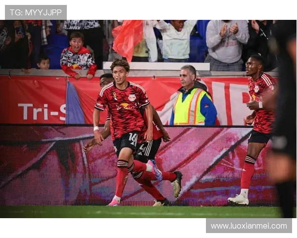 新英伦革命与纽约红牛的激烈对决展现足球魅力与战术智慧的碰撞